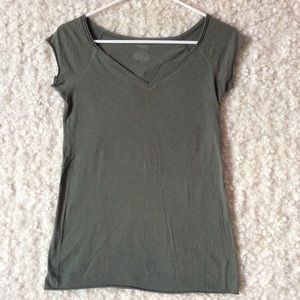 💥3 for $20💥 Dark olive green v-neck tee